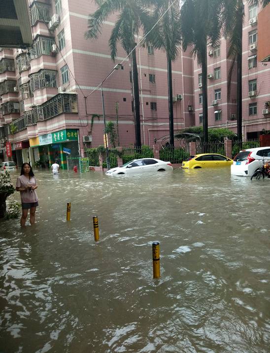 深圳街道遭遇海水倒灌淹水危机