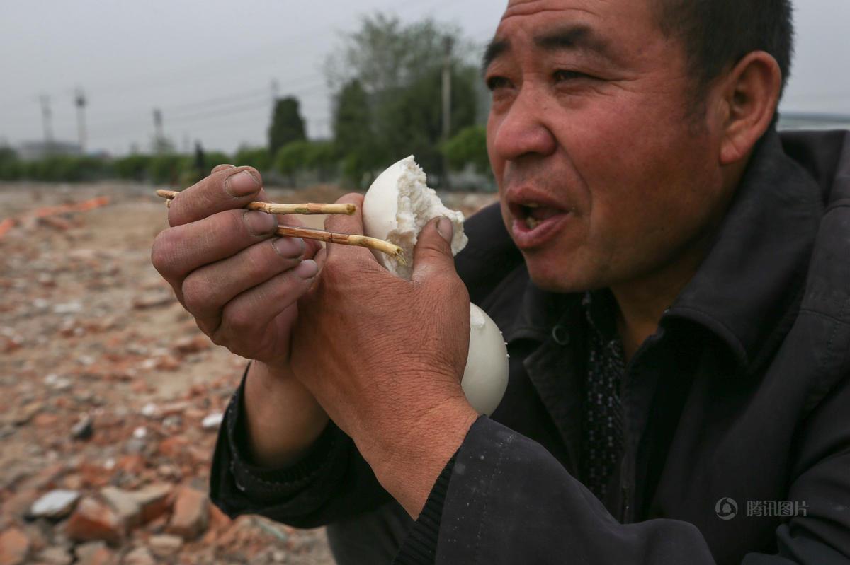 农民工遭遇意外树枝贯穿胸腔，生死边缘的紧急救援与自救行动纪实