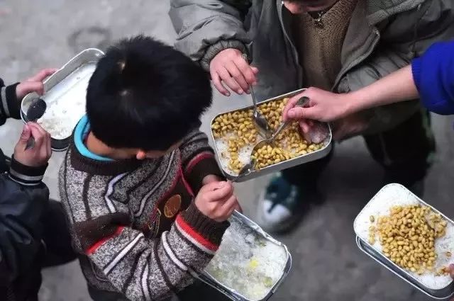 广西学生因吃零食被打脸事件引发关注，校园暴力的反思与应对之道